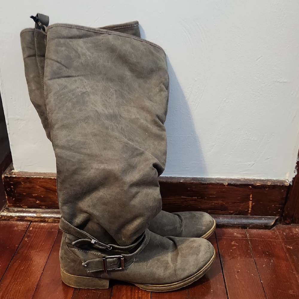 Gray Knee-High Boots with Buckle